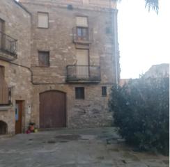 Casa adossada a Plaça capdevila 11. Chalet con gran potencial de reforma