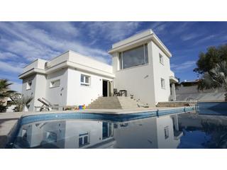 Casa  N/a. Fantástica villa con piscina privada, jardín y semi sótano en ci