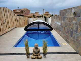Casa adossada en Avenida torrevieja bal 65. Chalet adosado en venta en los balcones con piscina privada