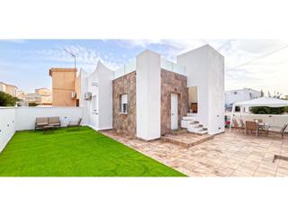 Haus  N/a. Amplia casa con solárium y jardín, a poca distancia del mar en p