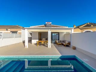 Casa  N/a. Villa recientemente renovada con piscina privada en el chaparral