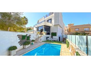 Maison à Calle sierra moren-filipinas 5. Impresionante villa de esquina con piscina privada climatizada