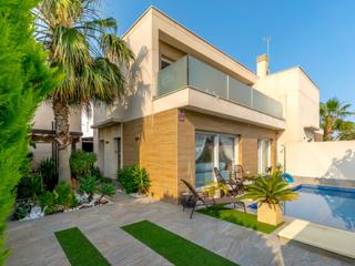 Casa  N/a. Moderna villa de 3 dormitorios con piscina privada pilar de la h