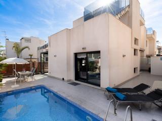 Casa  N/a. Chalet de 5 dormitorios de dos plantas en zona aguas nuevas, tor