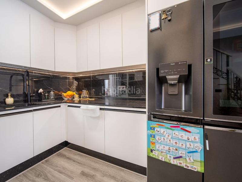 Foto e89ec533-3133-4461-9d7d-77ea26c8b79e. Casa adosada en calle miño 10 casa adosada totalmente reformada en pau 26, costa en Orihuela