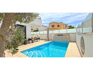 Casa  N/a. Chalet independiente con 3 dormitorios y piscina privada en vill