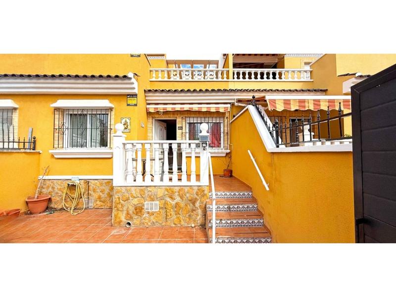 Foto ffd2b556-360e-4d1f-bea2-bede6cd42aa7. Casa a schiera in calle las garzas 6 in Zona Carrefour - Urbanizaciones Torrevieja