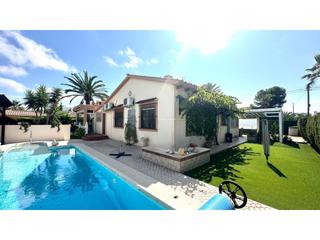 Casa a Avenida velero-cabo roig 94. Espectacular villa con piscina privada climatizada en orihuela c