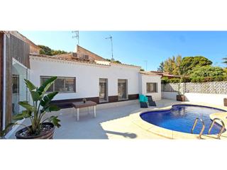 Maison à Calle fragata-punta prima 15. Villa de 4 dormitorios con piscina privada en punta prima