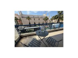 Apartament  N/a. Apartamento con orientación sur de 4 dormitorios en el centro de