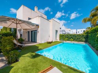 Maison  N/a. Villa de lujo de 3 dormitorios y piscina privada en ciudad quesa