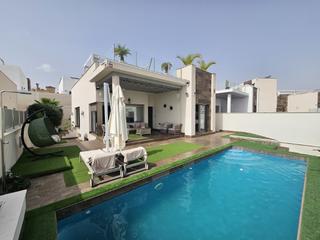 Casa  N/a. Chalet independiente de 5 dormitorios y piscina privada en exclu