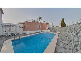 Casa en Calle caravaca 25. Villa de 3 dormitorios con piscina privada en san luis , torrevi