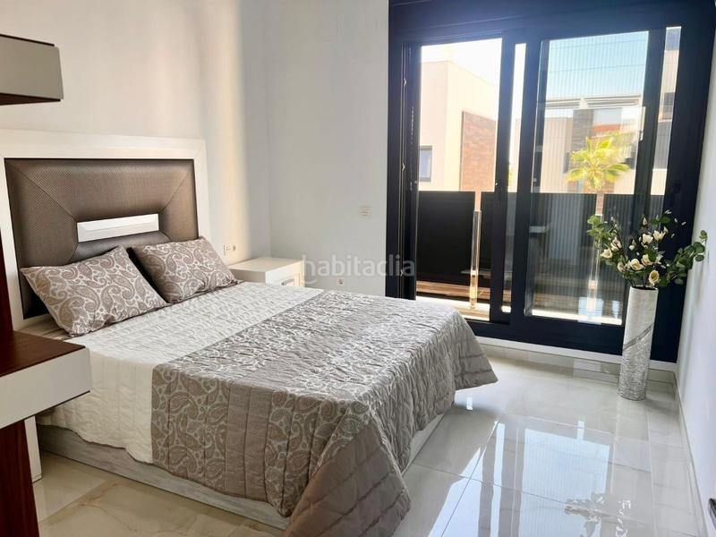 Foto 64a10dea-cebc-46b5-a3ee-04b6b92d9ae1. Casa villa de lujo en lomas de cabo roig con piscina y jardín privado en Orihuela