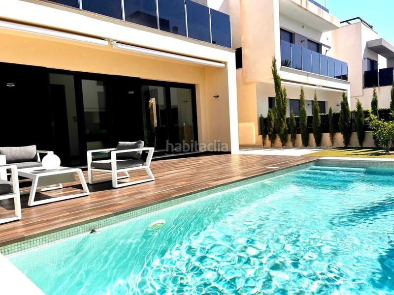Foto b71ecb40-804c-46d0-bd7c-cec9f4ff2a24. Casa villa de lujo en lomas de cabo roig con piscina y jardín privado en Orihuela