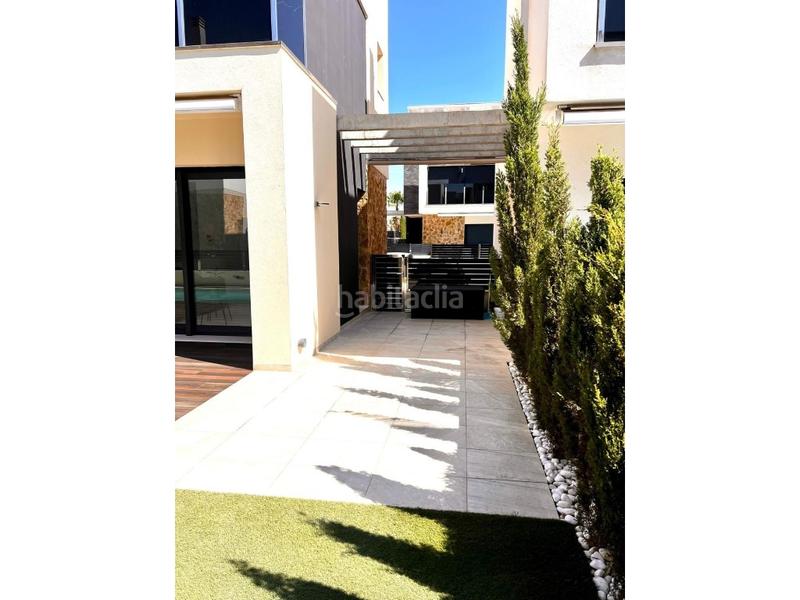 Foto c19d8be2-acdd-47e7-93fd-c83c55e5bd37. Casa villa de lujo en lomas de cabo roig con piscina y jardín privado en Orihuela