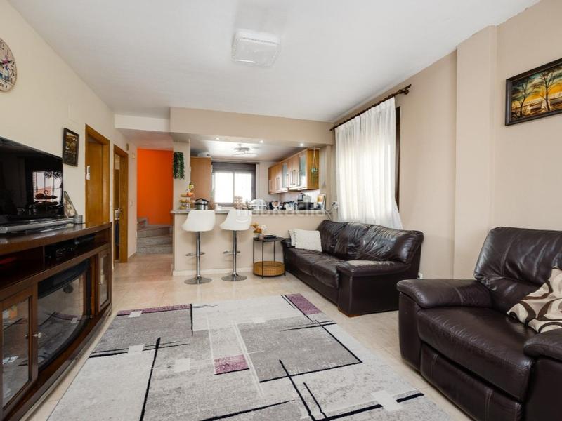 Foto 0166bfd1-90d5-44e2-bf7b-2af1b4c5824c. Maison dans calle madame buterffly 1-b dans Los Almendros Orihuela