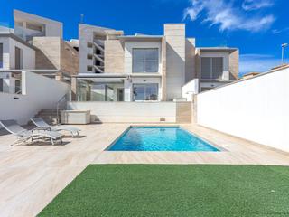 Casa  N/a. Villa moderna de 4 dormitorios y piscina privada en una parcela