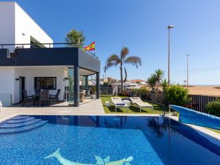 Maison  N/a. Excepcional y bien planificada villa a 100 metros del océano med