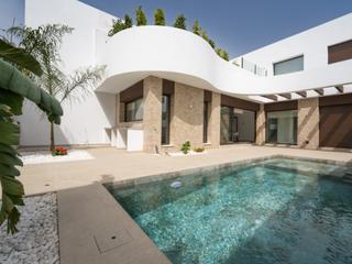 Haus  N/a. Villa de estilo contemporáneo con piscina privada en la tranquil