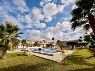 Maison  N/a. Casa dúplex esquinera con jardín privado y 3 dormitorios en doña