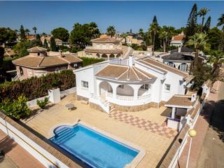 Casa a Rojales. Exclusivo chalet con piscina privada y cocina exterior en ciudad