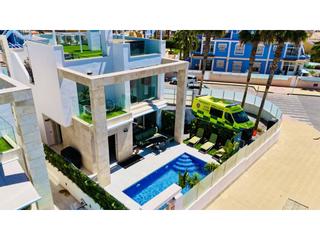 Casa a Cabo Roig. Villa con enorme parcela de esquina y espectaculares vistas al m