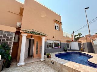 Maison à Zona los Frutales. Villa de 5 dormitorios con piscina privada a solo 200 metros del