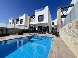 Casa en Punta Prima. Villa de obra nueva totalmente amueblada en el corazón de punta