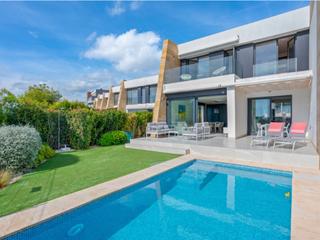 Casa  Avenida brisas-villamartin. Villa de lujo con vistas panorámicas al mar y entorno verde en l