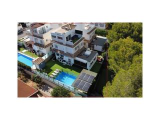 Casa  Avenida ardillas-lomas don juan. Precioso chalet distribuido en tres plantas, piscina privada y j