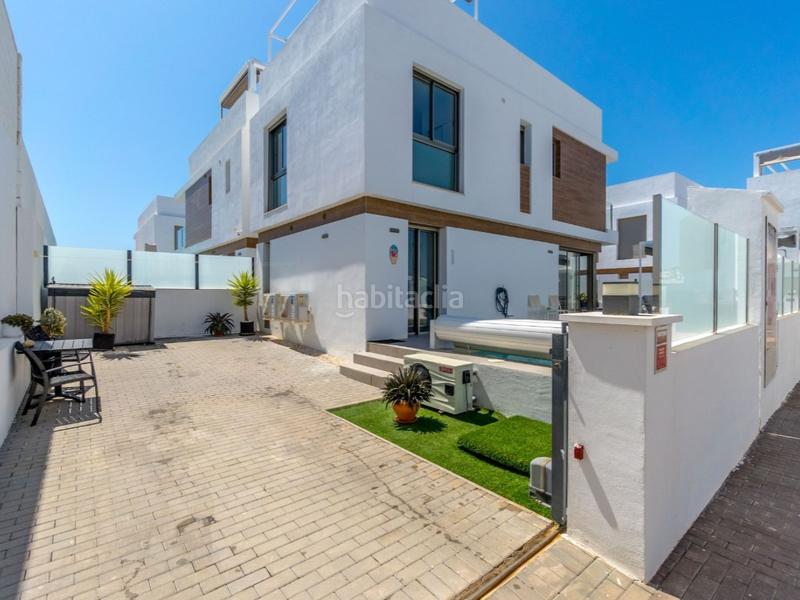 Foto 04baec3a-6651-45cc-839a-7f3406879522. Casa con riscaldamento parcheggio piscina in Los Almendros Orihuela