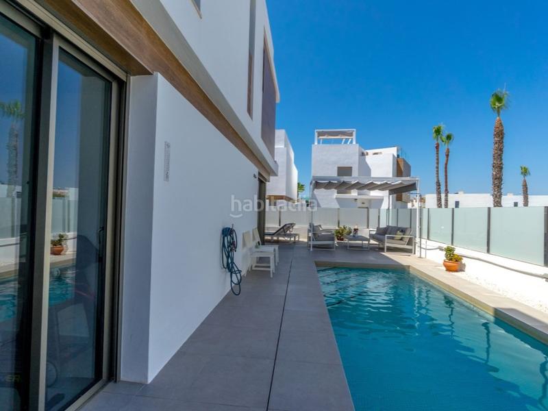 Foto b4e11f1a-a388-4974-8df6-f7bb3fc600c8. Casa con riscaldamento parcheggio piscina in Los Almendros Orihuela