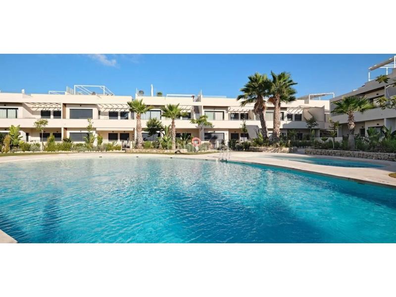 Foto c796edef-3104-4d83-9b6f-7cd0c99d20c4. Apartament amb aparcament a La Veleta Torrevieja