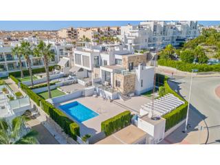 Maison jumelée à Los Balcones-Los Altos. Casa adosada moderna en la esquina con piscina privada climatiza