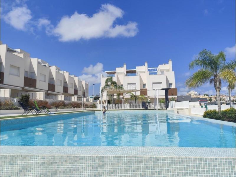 Foto 5352483d-7c55-44b9-85a9-f614b7b39a86. Casa adossada amb piscina a Aguas Nuevas Torrevieja
