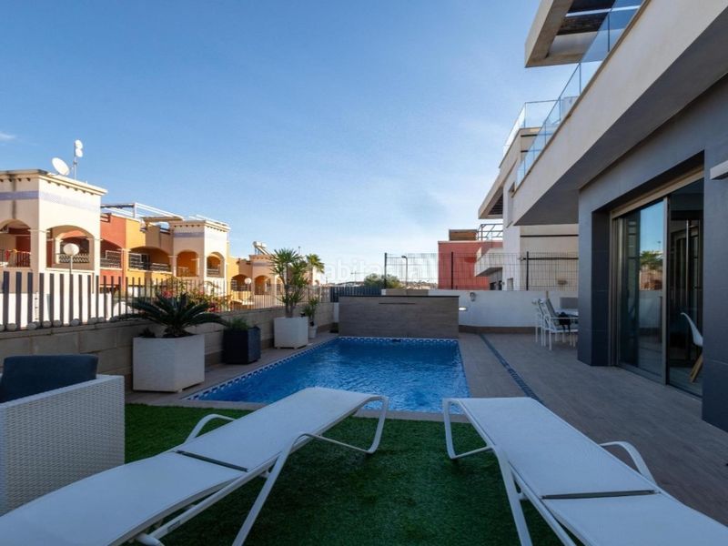 Foto c7711ed3-282e-4054-afbf-4648ad82a22b. Casa amb piscina a Los Almendros Orihuela