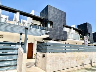 Casa  Calle estragon. Elegante casa adosada orientada al sur con solárium