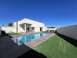Haus  Calle la traviata. Espaciosa villa independiente con piscina privada en orihuela co