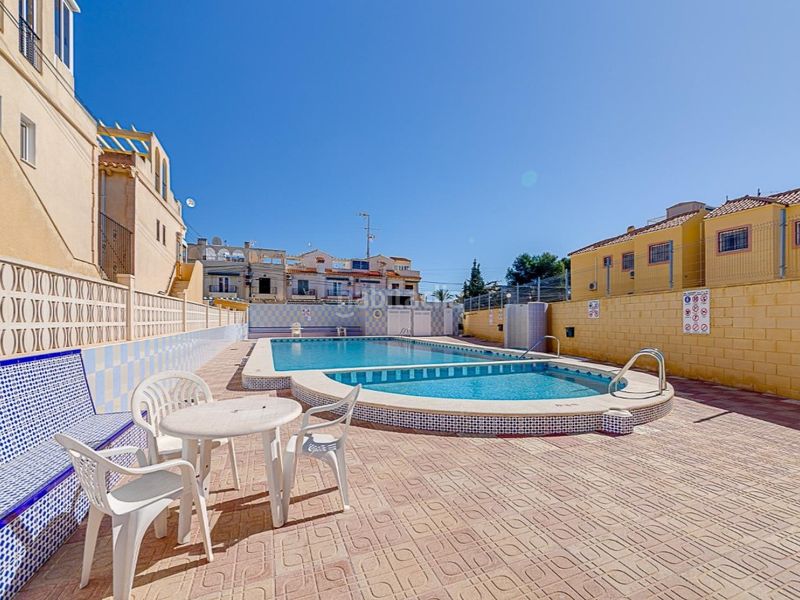 Foto 1a11ea0c-ea6d-4307-90ec-f611f3c39ea2. Casa amb piscina a Zona Carrefour - Urbanizaciones Torrevieja