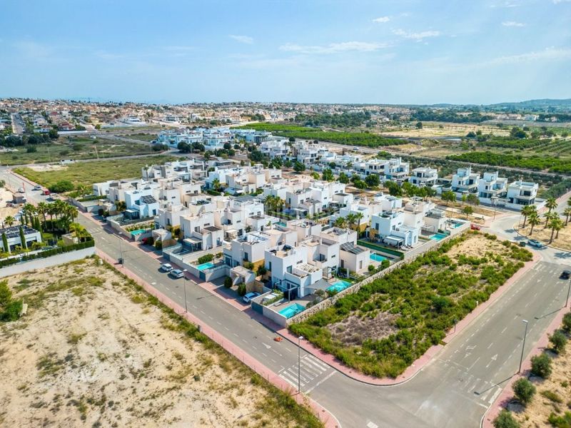 Foto 9a1fe529-eb1d-44b8-b940-044552608993. Casa amb piscina a Rojales