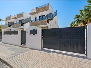 House  Calle las abubillas. Villa moderna 2024 con piscina privada en torrevieja