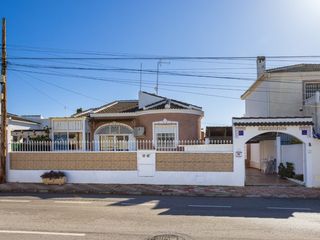 Maison  Calle caravaca 21. Villa independiente de 3 habitaciones torrevieja