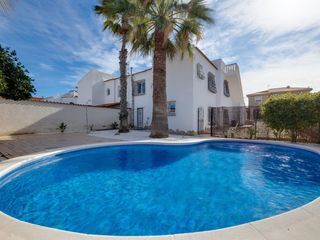 Casa  Calle velazquez. Chalet semiindependiente con piscina propia en el chaparral