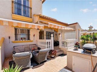 Casa a schiera in Urbanizacion bahia blanca s/n. Gran casa adosada orientada al sur en la urbanización popular de