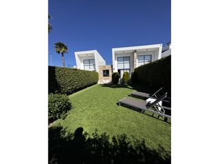 Dúplex a Lomas de Cabo Roig - Los Dolses. Elegante vivienda adosada de estilo mediterráneo con vistas al m