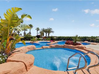 Apartament a La Regia. Elegante apartamento en planta baja con jardín privado y sauna f