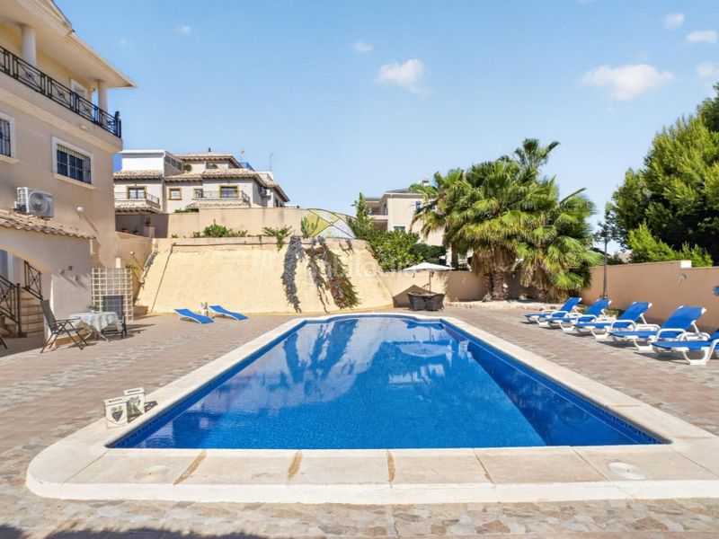 Foto 3c2d5111-6f5b-467a-bb3a-ce59a5b2f892. Casa amb piscina a La Zenia Orihuela