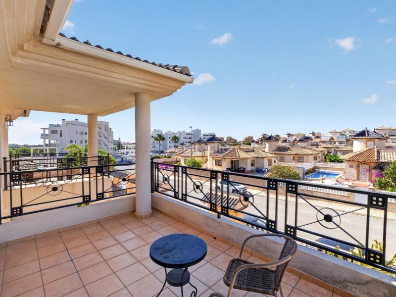 Foto 42a96905-fcfc-4db3-b147-7cb9d645751f. Casa amb piscina a La Zenia Orihuela