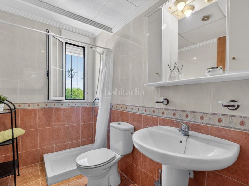 Foto ad7ee01d-d3fa-4873-b99d-e7b1aa2eac6a. Casa amb piscina a La Zenia Orihuela
